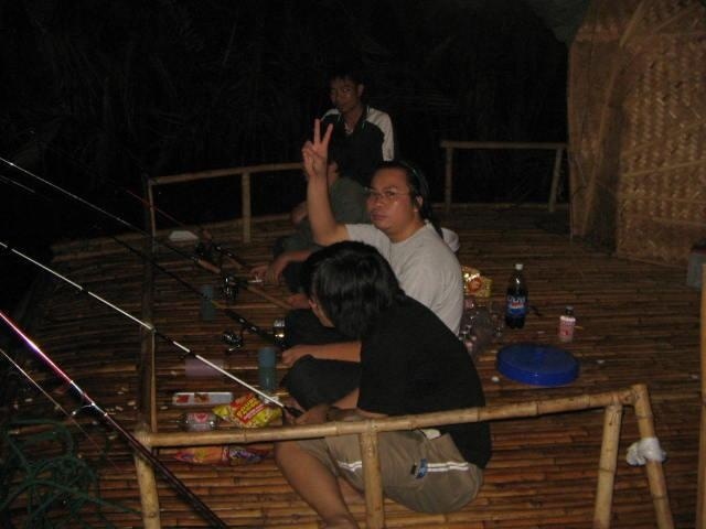 " อัดปลากันเหนื่อยเลย...พักก่อนน้า..." เสียงน้าtunwa พูดด้วยความอิดโรย...  :cheer: