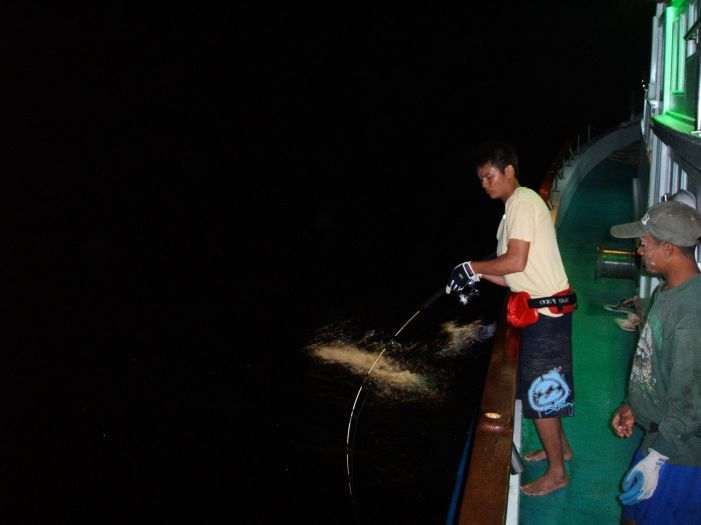           หนุ่ม คาร์วิน อยู่ข้างเรือที่เดิมที่คืนแรกได้ สำลีน้ำลึก แต่คืนนี้ Yellow Fin ฝูงนี้มาทำงา
