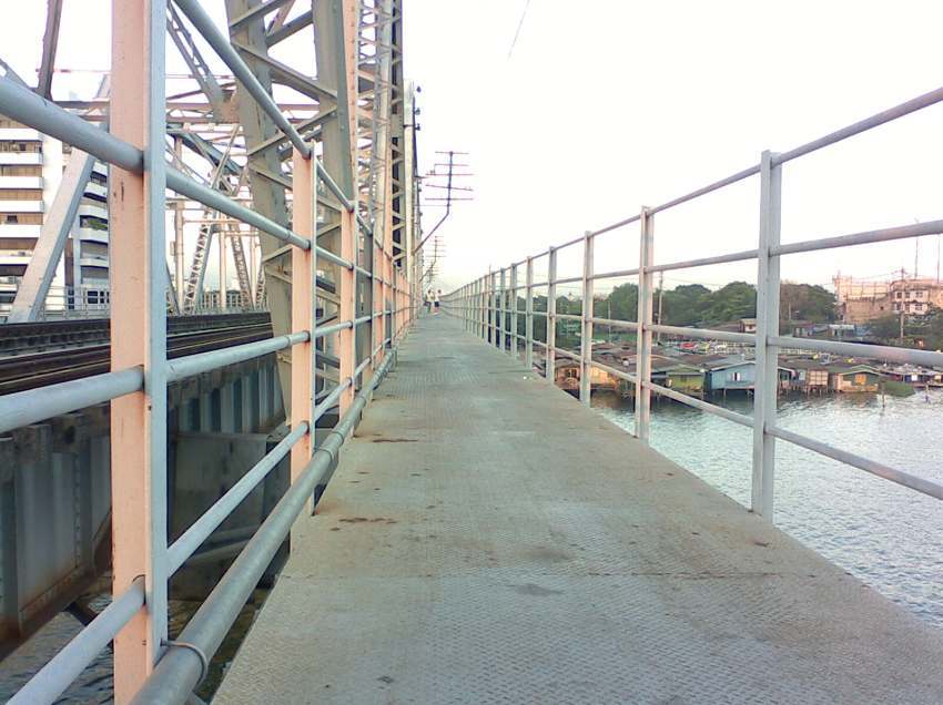 สะพานพระรามหกตอนเย็นจะเป็นสถานที่วิ่งออกกำลังกาย :grin: :grin:
