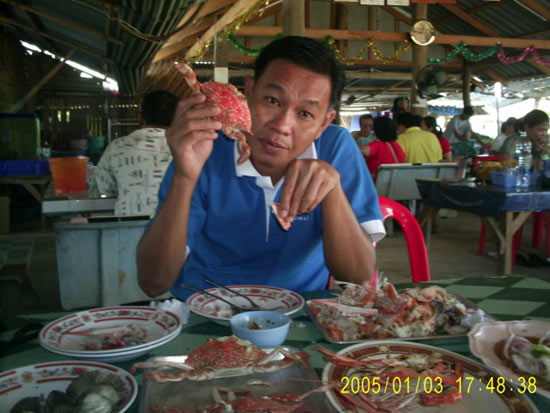 ก่อนแวะเช็คอินที่พักก็แวะ  ร้านพี่แอ๊ว  แถวบางเค็ม  ใกล้ ๆ ชายหาดปึกเตียนก่อนเลยครับ  กินอาหารทะเลแบ