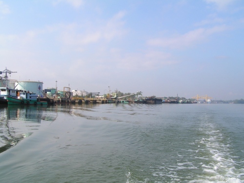 ระหว่างทางออกจากปากน้ำครับ
มีทั้งเรือสินค้า,เรือขนแร่เรียงรายตลอดริมคลองครับ