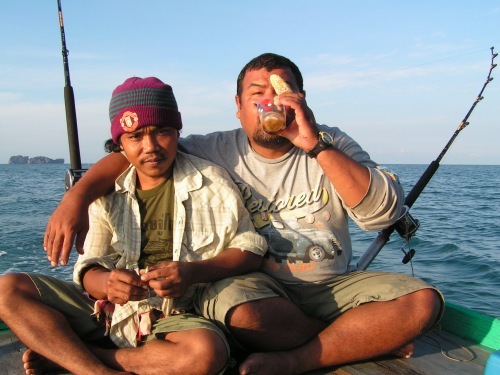 เช้าของอีกวัน throlling  กันอีก
ระหว่างรอก็นั่งซดกาแฟกันไปก่อน
 :grin: