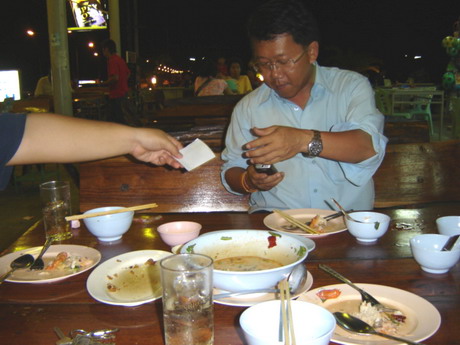 รสชาดอาหาร ร้านนี้ธรรมดามาก...
ธรรมดาจริงๆ....กินเกลี้ยงเป็นธรรมดา....
 :laughing: :laughing: :lau