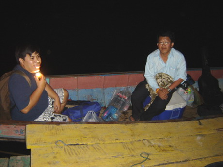เอ้าพร้อมแล้ว ลงเรือไปแพกันเห๊อะ ....
เค้าช่วยกันขนของ น้าป้อ อาศัยช่วงชุลมุน
แอบหนีพายเรือไปแพก่อ
