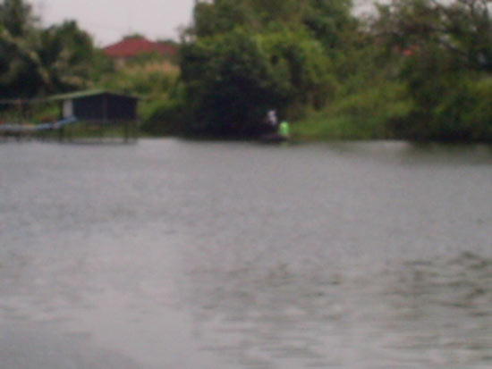 เมื่อมันมุดไปฝั่ง B  เราก็สั่งไต๋สตาร์ทเรือออกตามทันทีครับ  จากฝั่ง A ไปฝั่ง B  ครับ  รูปเลยเห็นแบบล
