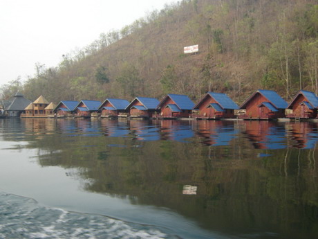 นั่งเรือ ค่อนข้างนาน กว่าจะถึงหมาย

