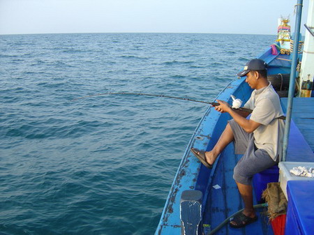 ..ไท ธนาฯ  กำลังอัดปลาตัวแรกของเช้าวันใหม่..........สงสัยวันนี้น่าจะถอนทุนคืนได้แฮะ.......เอิ๊ก..เอิ