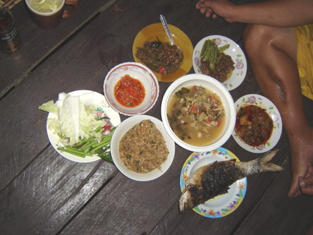 กับข้าวเพียบ..คึดถึง อีน้องต๊อบเลย...
