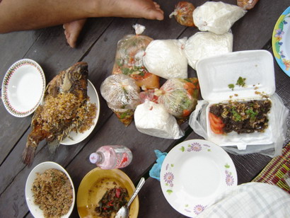 สายแล้ว ก้อนั่งล้อมวง กินข้าวเช้า...
