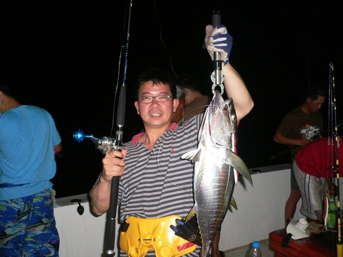 อ๋อ ! Yellowfin นี่เอง
สงสัยกลัวโดนขามากกว่า ดิ้นไปดิ้นมา
 :laughing: :laughing: :laughing: