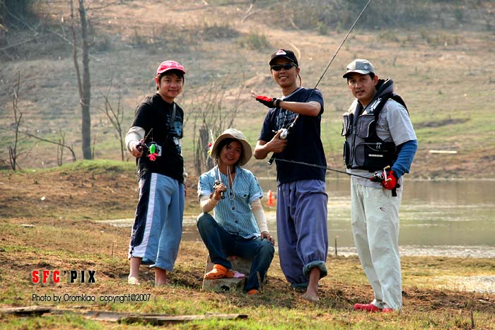 ถ่ายภาพหมู่ก่อนกลับ  โช๊ะ!!! :cool:
