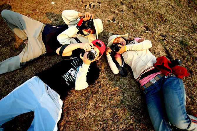 มาต่อกันเลยครับ 

                 ดู ช่างภาพ  รุมถ่าย "นายแบบ" กัน  :grin: