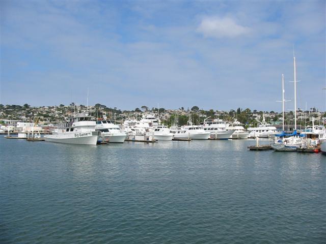 นี่คับท่าเรือที่ Point Loma ใน San Diego  คับ
เรือตกปลาเพียบเลยคับ