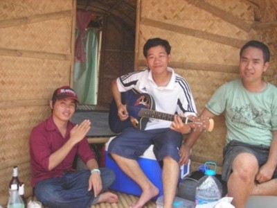 เวลา 7.00 น. ขึ้นแพเสร็จ เราก็เล่น กีต้า น้องเบ็ญ ก็ย่างหมู กับไก่อยู่ ท้ายแพ แนะนำนะครับ ถ้าไครเอาก