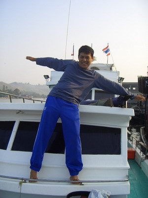 พอขึ้นเรือได้  ผมดีใจเหมือนเด็กได้ของเล่นใหม่  ดูท่าเอาแล้วกัน    :cheer: