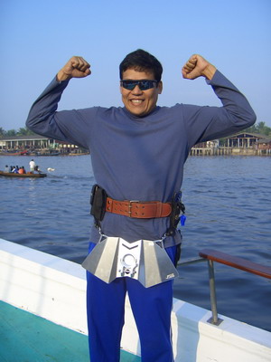 พอขนของขึ้นเรือ  ผมแต่งชุดพร้อมรบทันที  พร้องเบ่งก้าง  ขู่ฉลาม  เอ็งโดนแน่ ๆ  อยากเจอเอ็งมานานแล้ว  