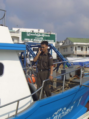 เนี่ยก้อ  หน.ตม.  เค้า  มาบริการทำเอกสารให้ถึงบนเรือ