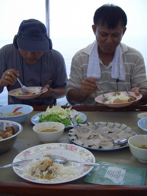  :cheer:  แล้วข้าวเที่ยง  มื้อแรกบนเรือ  ก้อเริ่มเสิรฟ  จุ่มโพ่   ฝีมือดี จิง ๆ