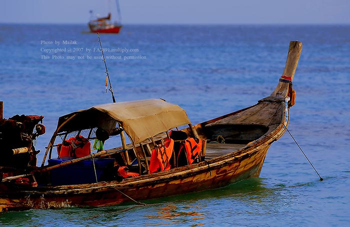 ประมาณบ่ายสอง  ผมก็เดินทางไปถึงเกาะรอก....เรือที่จองไว้ได้มาจอดคอยอยู่แล้ว..... :grin: