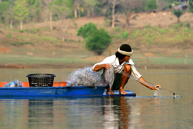 ก็สนุกดีครับ  ชอบตรงที่เรา ลอยเรือจนตรงจนจะได้มุมที่ดี เรือของชาวบ้านก็ลอยแกว่งออกไปอีกทาง  :laughin