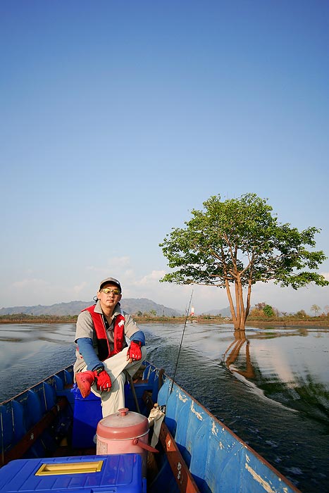 
ระหว่างนั่งเรือกลับแพ ไม่มีอะไรทำ ผมก็หยิบกล้องขึ้นมาถ่ายรูปเล่นๆ ขำๆ พอแกเบื่อได้ระหว่างนั่งเรือ