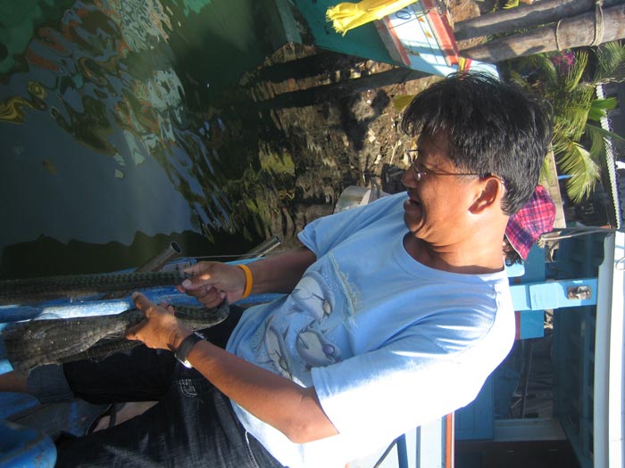 เห็นปลาและหมึกอยู่ท้ายเรือ เลยอดที่จะเอาไว้เปนเหยื่อไม่ได้
ขอร้องพี่ชาย ใจดีท่านนึง  ลองดู