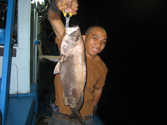 ข้างเรือก็โดน มั่วไปหมดเลย  :laughing: