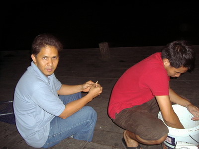 พ่อครัว ปรุงอาหารสำหรับการให้อาหารปลาคืนนี้  อิอิ  :laughing: