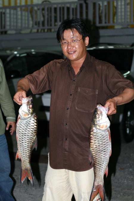 น้ายศมาโชว์ปลาครับ... :cool: :cool: :ohh: :ohh: