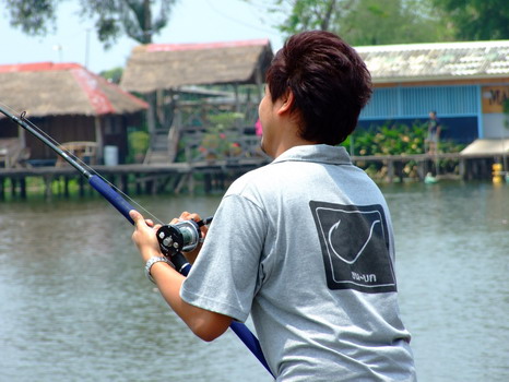 นี่ครับสมาชิกของทีม ชน บก ครับกำลังอัดปลาอยู่เลยครับ