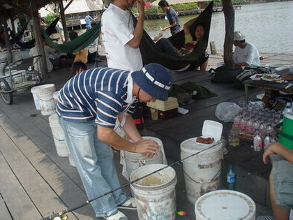 เข้าซุ้ม เก้าโมงเช้า จนในที่สุด สิบเอ็ดโมงโซดาหมดไปเกือบถาด รำก็มา น้าเต้ย(รำไร) ประเดิมปั้นก่อนคนแร
