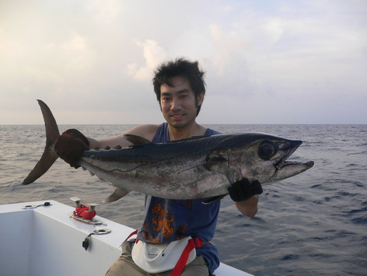 ตู่ กับ Big Eye Tuna ตาโต รึเปล่าก็ไม่รู้
ขอเก็บไว้เป็น Sashimi ก่อนละกัน
 :umh: :umh: :grin: :gri