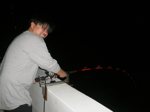 หุ่นมันน่านักคนนี้  เตี้ย ล่ำ อวบ !!!!!!!!!!!
น่าเตะอ่ะดิ มายุ่งรอกไฟฟ้าทีไรมีปัญหาตลอด
ไม่สายฟู่ 