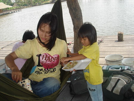 
ลากันด้วยภาพนี้ครับ น้องออม และคุณแม่น้องออม :love: :love: :love:

