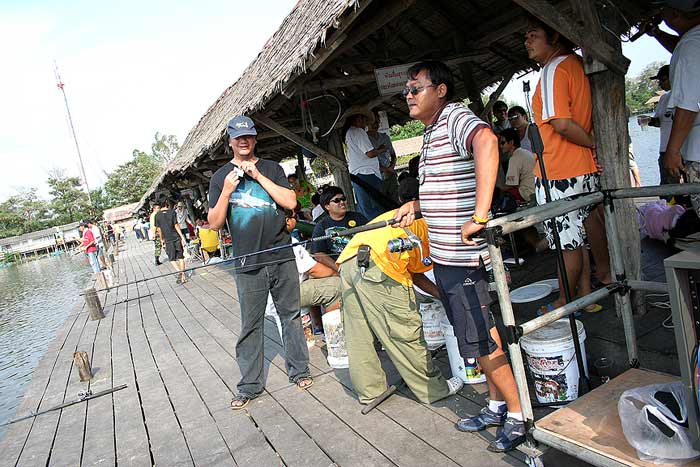 ภาพครูฉัตร(เสื้อลาย)ที่มาไกล จากนครศรีธรรมราช

 :love: :cheer: :cheer: :cheer:
