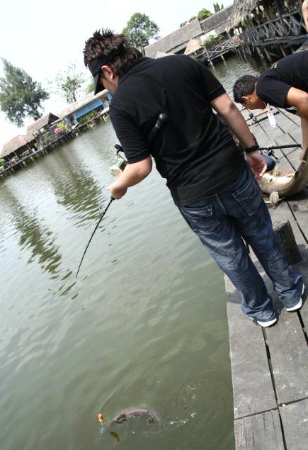 ด้านหลังแบบนี้ น่าจะมีท่านเดียวค่ะ.... พี่บวม1   :grin: