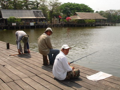 2หนุ่มผู้กล้า  (ท้าแดด)
ผมแทบหลับร้อน