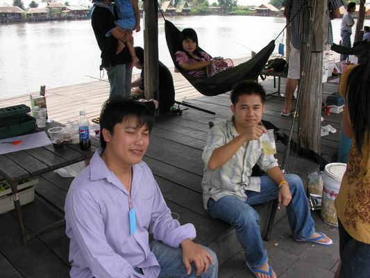 สักพัก...THE SCOTCH-3 ก้อรวมตัว..

น้าเบียร์  :grin: เฮ้ย..น้ากบนั่งยอง  เรามาด้วยกันนะ ..เหยื่อผม
