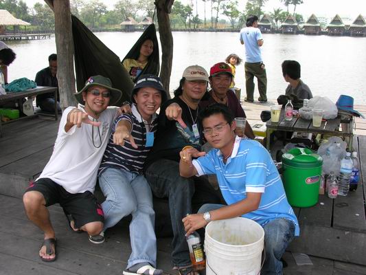 ...ท่านประทาน เดินมาให้เกียรติ ถ่ายภาพหมู่..

น้าไก่  :ohh: เฮ้ย..ผสมเหยื่อแล้ว ทำไมไม่ตกกันสักที 