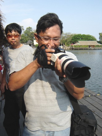น้าเต่า----เจ้าพวกนี้...ปลาไม่ตก รูปไม่ถ่าย
             กินแต่น้ำดอกคำฝอย
น้าโต๊ด---รับซะแก้ว มั้