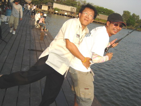 เอิ้ววววว เหยื่อที่น้าโต๊ดปั้น แผลงฤทธิ์ แย้วว...
ทำให้นังโอ๊ต ได้ออกแรงอัดปลาซะอีกที....
อัดไป เก