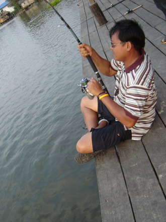 น้ามาด-----เอิ้วววววววว ครูฉัตร ทำไรอ้ะ....
                น้าไก่ ๆ ๆครูฉัตรได้ปลา..มาดูเร้ว ภาพแป