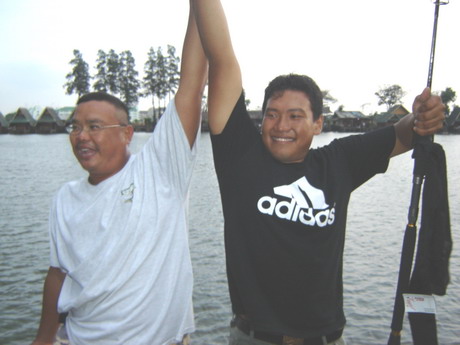 ตีกันไป แบบ ยูฟ่า แชมเปี้ยนลีกเลย 
จนถึงรอบชิง ได้ผู้ชนะ เป็นคนนี้ค๊าบ.....
 เจ้า อาบูพงศ์....ตีไก