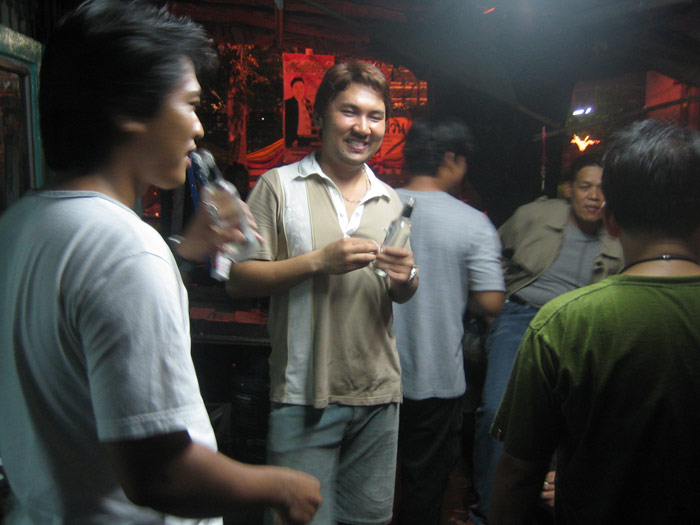 จากซ้ายเลย 
พี่อู๊ด ปะเสยวอ
เกรียง กล้วยน้ำว้า  :laughing: (พี่อู๊ดตั้งให้)
และพี่เหนี่ยว แบล็ค ม