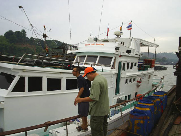 มากานแว้ว 
เริ่มขึ้นเรือเลย

ใกล้เข้ามาแล้ว  :umh: :umh: :umh: :umh: :umh: