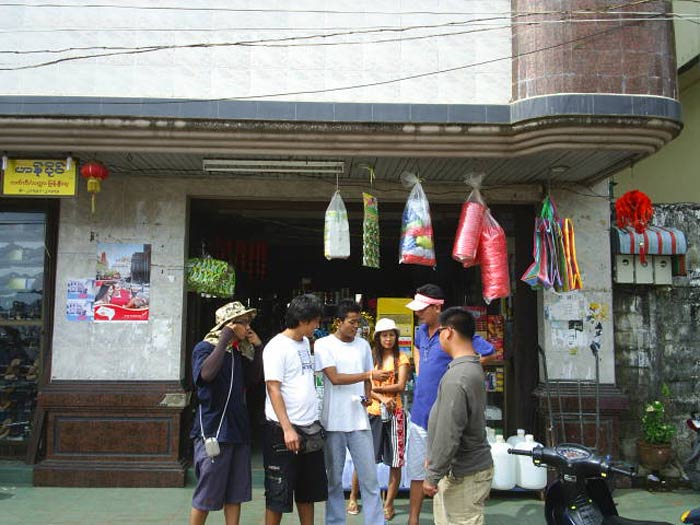 เข้าไปเดินจับจ่ายซื้อของเพิ่มเติม
ขาดไรม่างเนี่ย
 :sad: