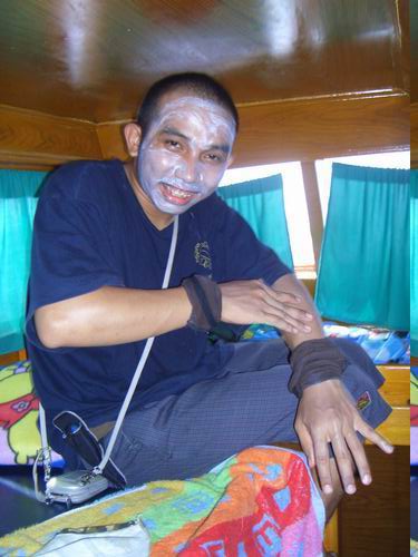 น้องคนนี้ครับ  เป็นคู่แข่งประกวดเทพีสงกรานต์ คนเดียว  

ชื่อ  น.ส.ที  แสมดำ  :laughing: :laughing:
