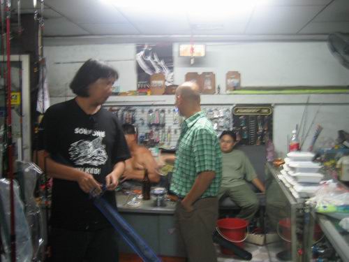 รูปนี้  ถ่ายที่สำนักงานใหญ่  F&F  Club

มีสมาชิกหลายคนถามว่า  F&F  ย่อจากอาไร  Fish  fever  เหรอ  