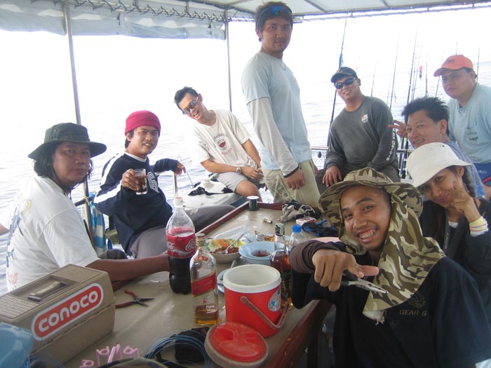 ขึ้นมาบนเรือครับ ย้ายหมายหรือ เก๋าเทา

ส่วนพี่โจ้ หายไปไหนแล้วเนี่ย

กรั่กๆๆกกๆกๆกๆๆก คืนนี้แอบห