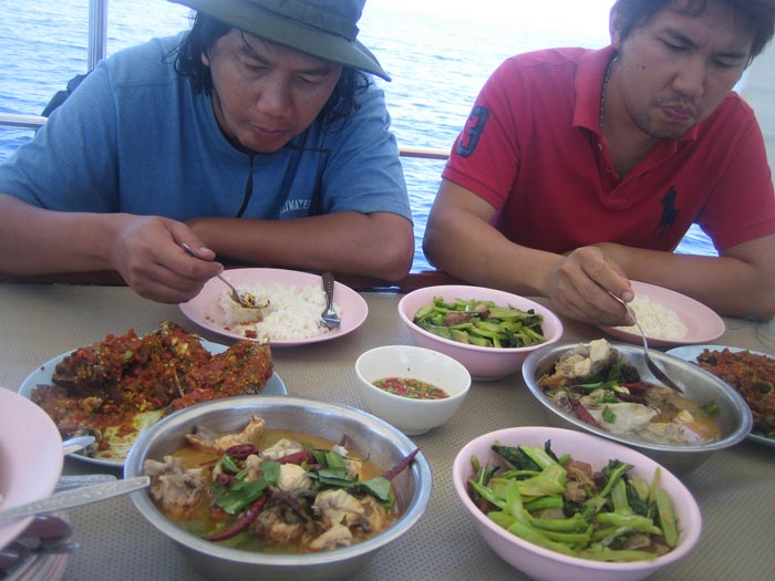 พอเหนื่อยก็มานั่งกินข้าวกันดีกว่า
ปลาเก๋าราดพริก จากแดนไกล
 :laughing: :laughing: :laughing: :laug